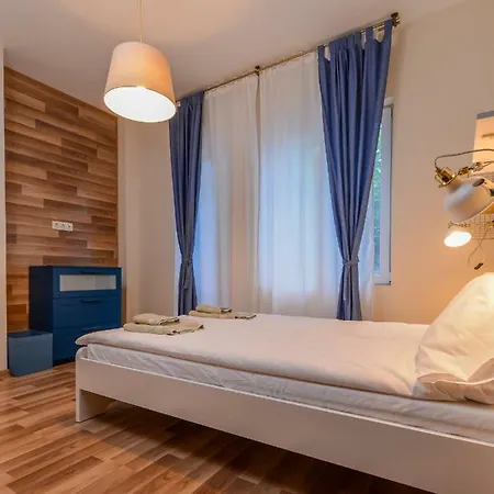 Charming Two Bedroom On Murphy Street Apartment *